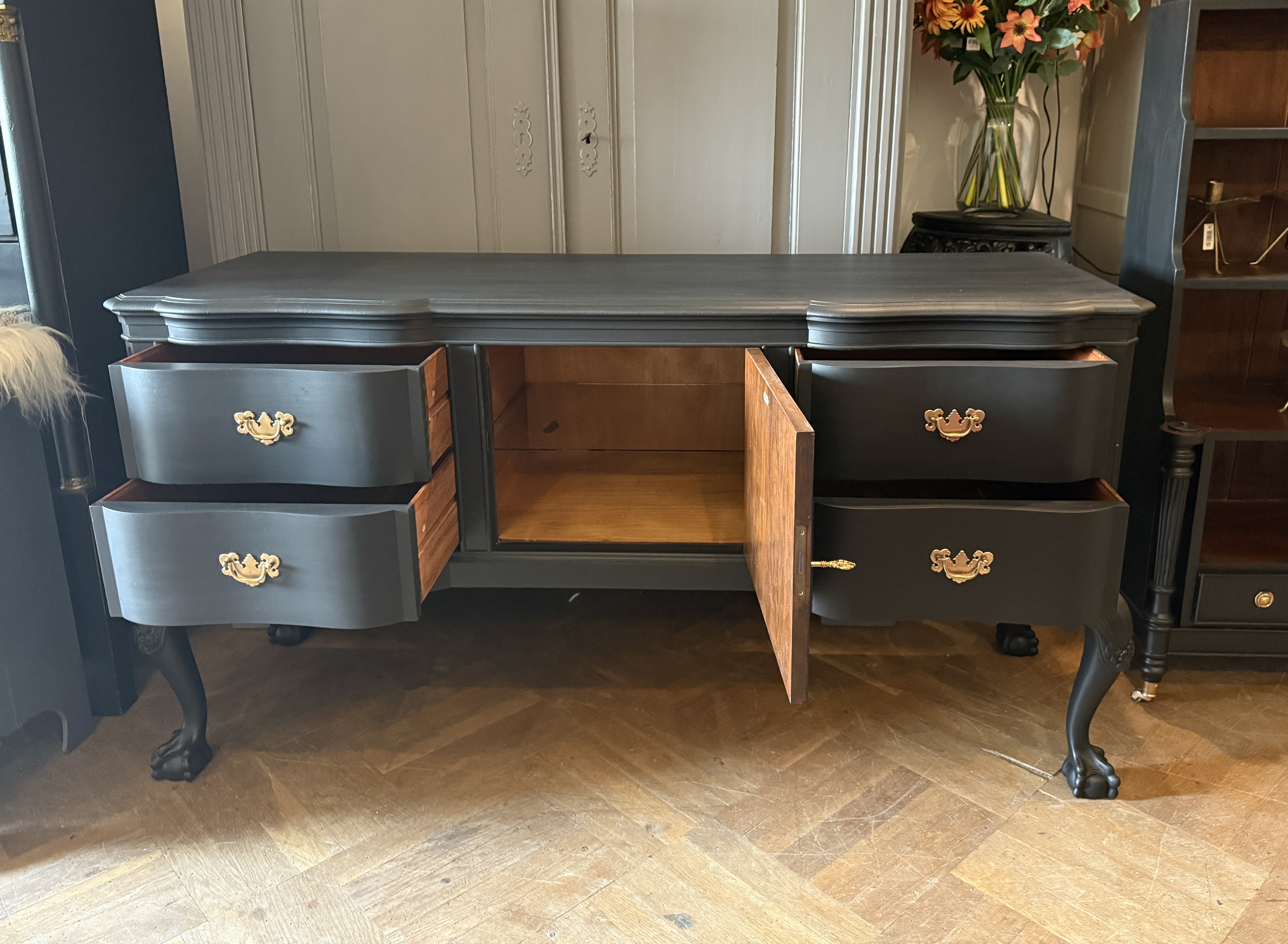 Antiek dressoir, vintage sidetable