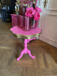 Vintage wijntafel in knalroze met goud