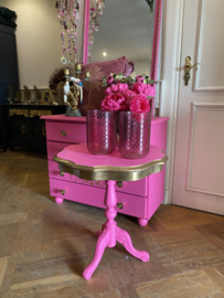 Vintage wijntafel in knalroze met goud