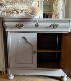 Antieke doorleefd kastje, vintage kast