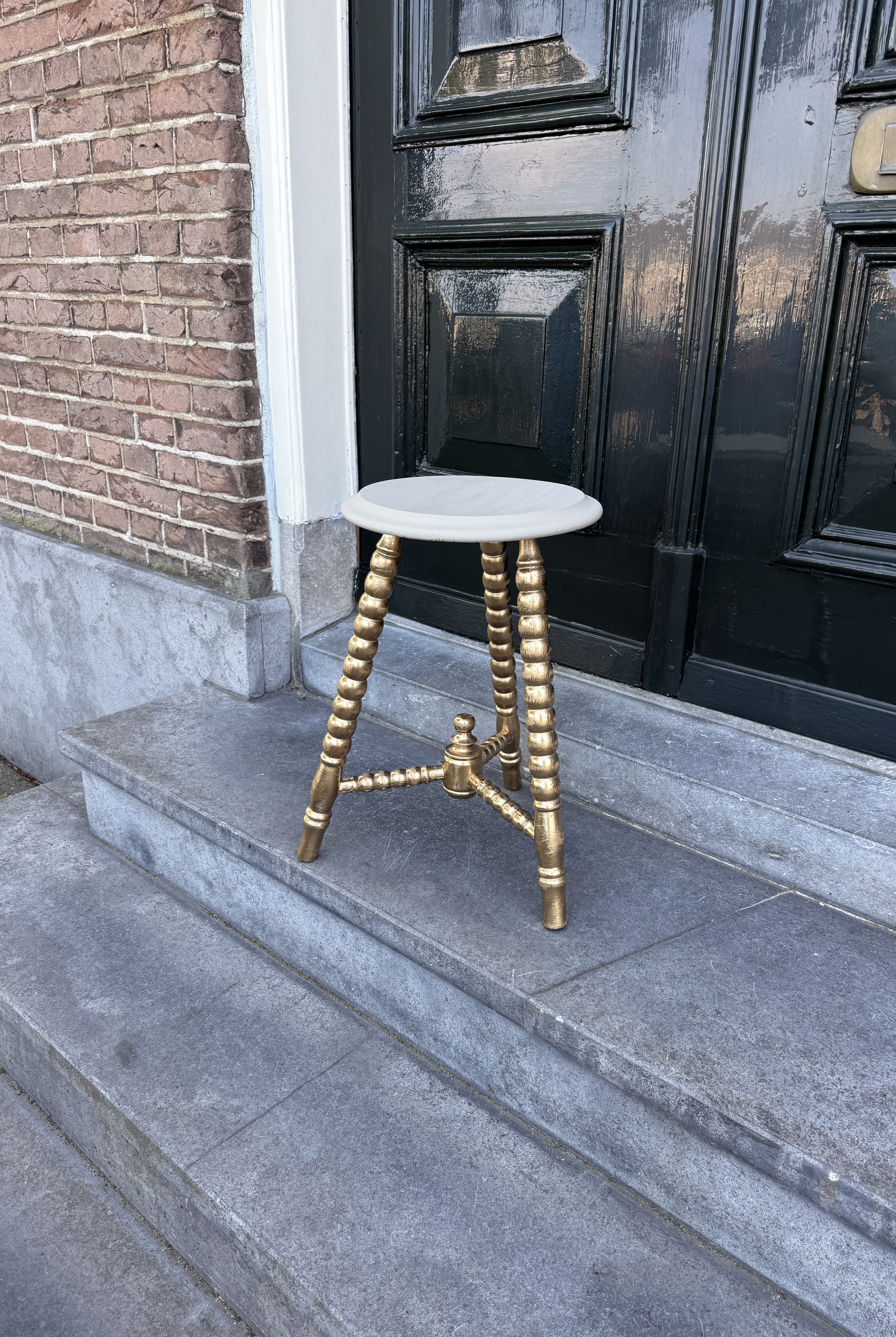 Antiek klein tafeltje, Hotel Chique