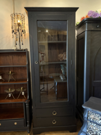 Hoge smalle vitrinekast, vintage kast