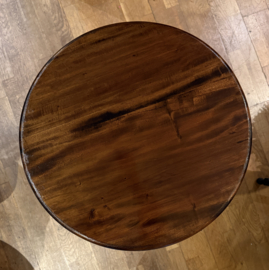 Oude wijntafel, vintage bijzettafel