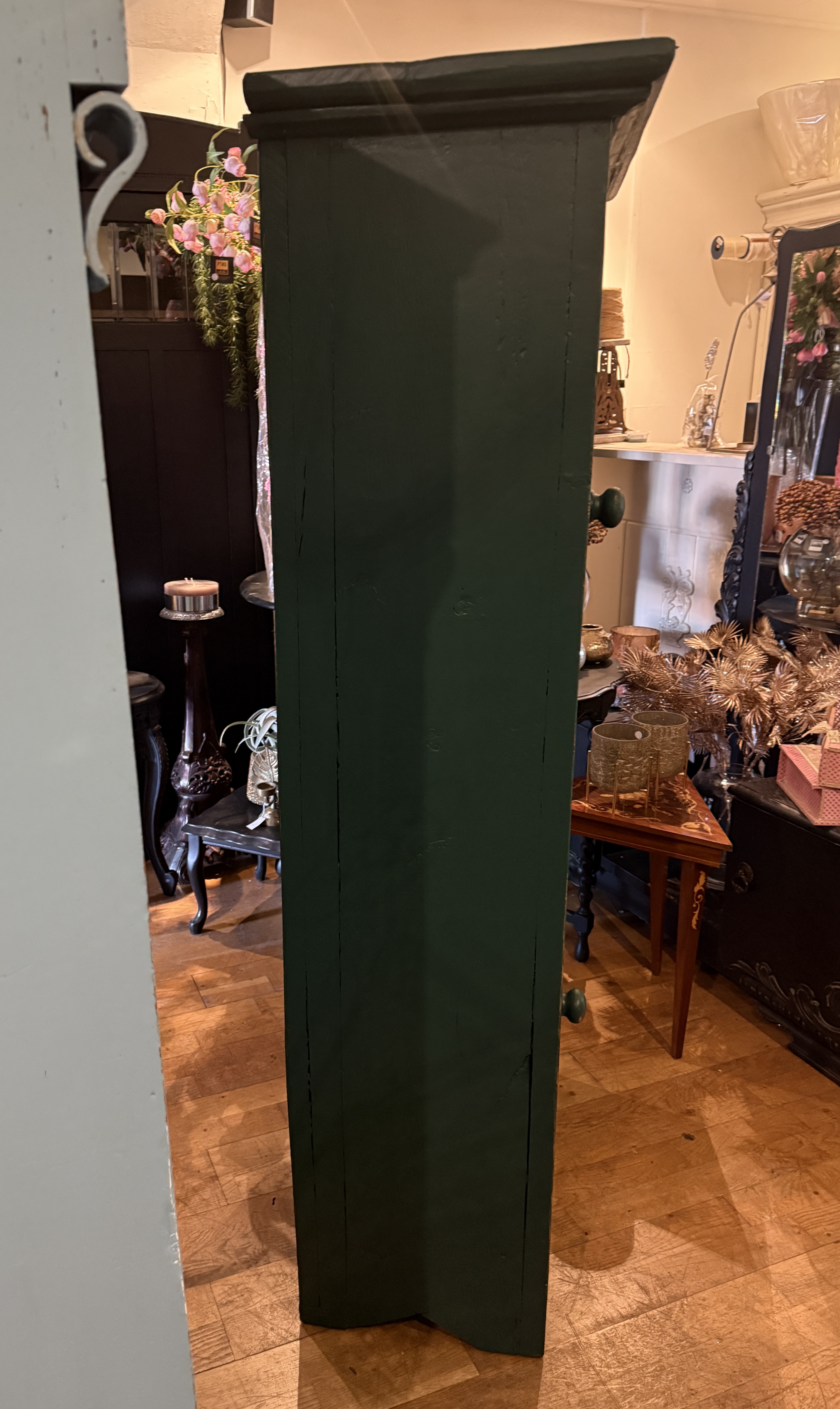 Antieke smalle  kast, oud kastje