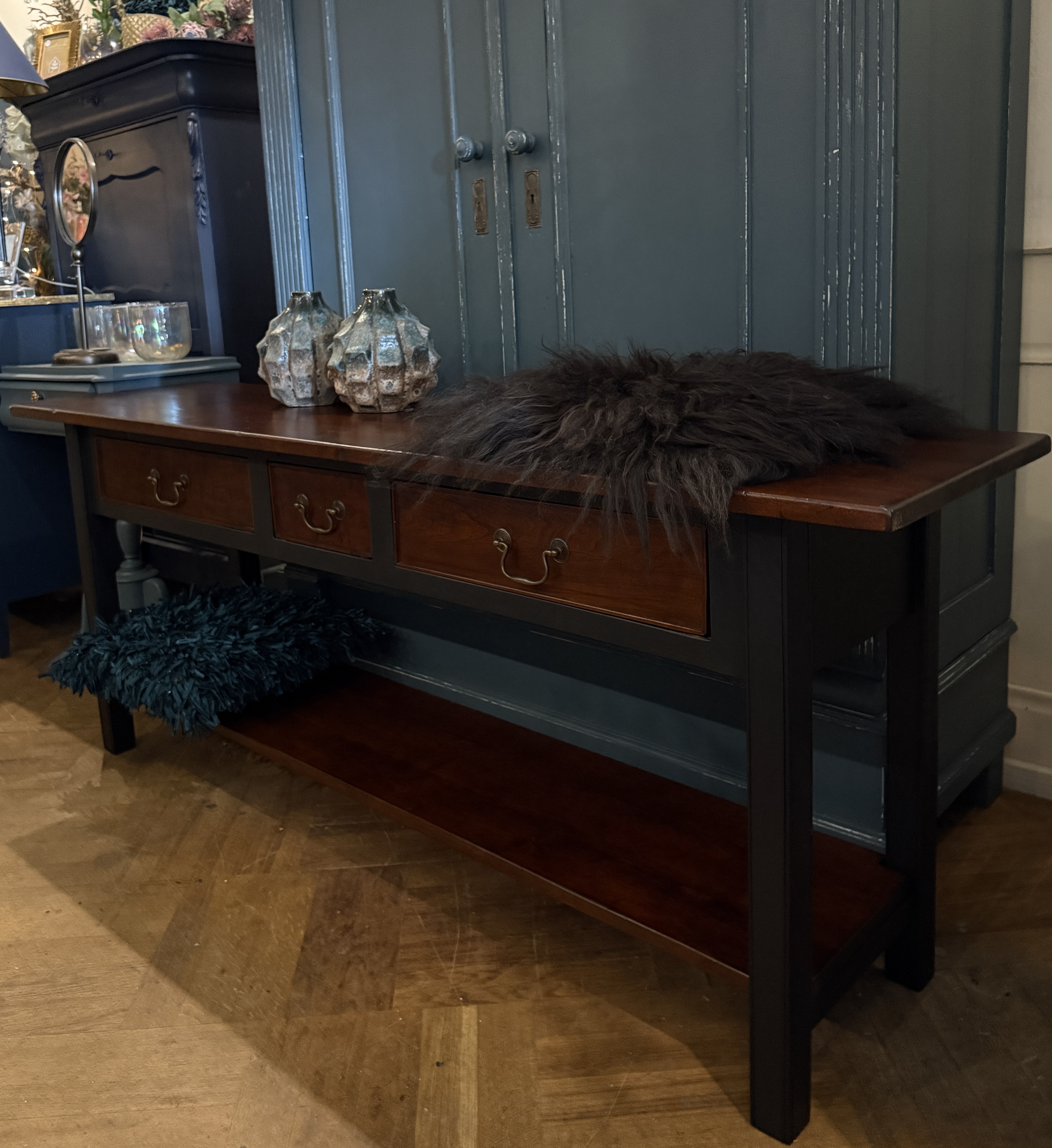 Grote vintage sidetable met lades