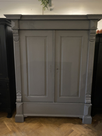 Grote, antieke linnenkast, servieskast, robuuste kast