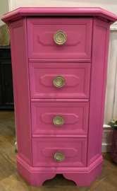 Vintage kastje, ladekast in knal roze