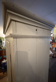 Antieke doorleefde ééndeurskast, oude kast