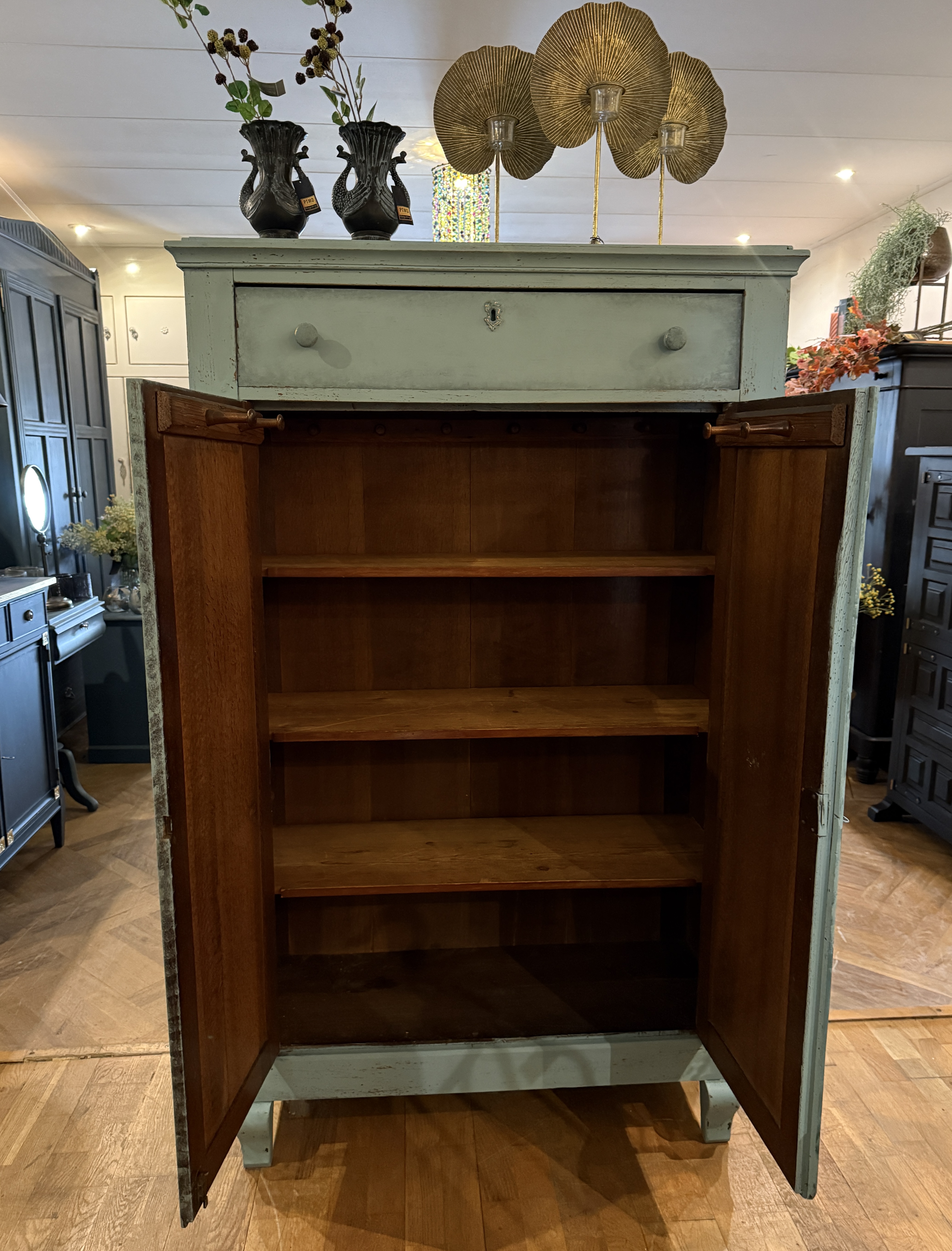 Antieke dienstbodekast, vintage meidenkast
