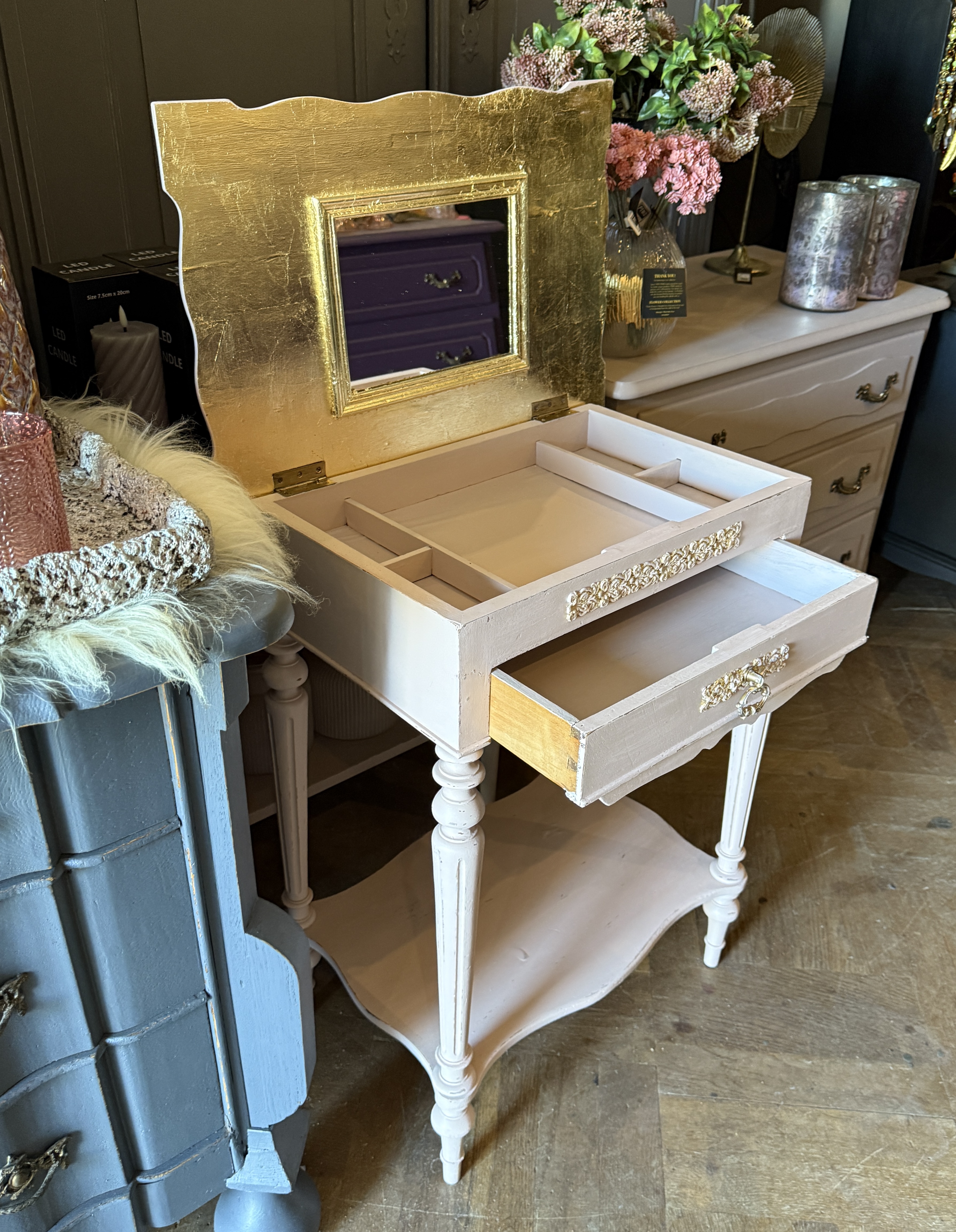 Klein kaptafeltje, brocante make-up tafeltje