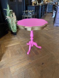 Vintage wijntafel in knalroze met goud