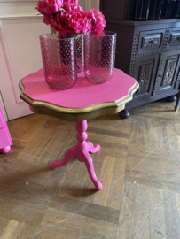 Vintage wijntafel in knalroze met goud