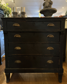 Antieke doorleefde ladekast, oude kast