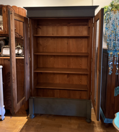 Antieke vitrinekast, vintage kast