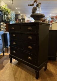 Antieke doorleefde ladekast, oude kast