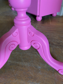 Vintage wijntafel in knalroze met goud