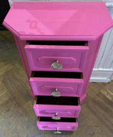 Vintage kastje, ladekast in knal roze