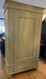 Antieke doorleefde ééndeurskast, oude kast