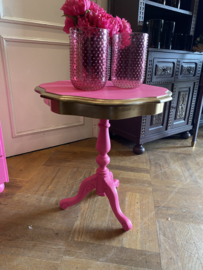 Vintage wijntafel in knalroze met goud