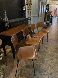 VERKOCHT Vier Gispen stoeltjes 1262 A.R. Cordemeyer