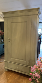 Antieke doorleefde ééndeurskast, oude kast