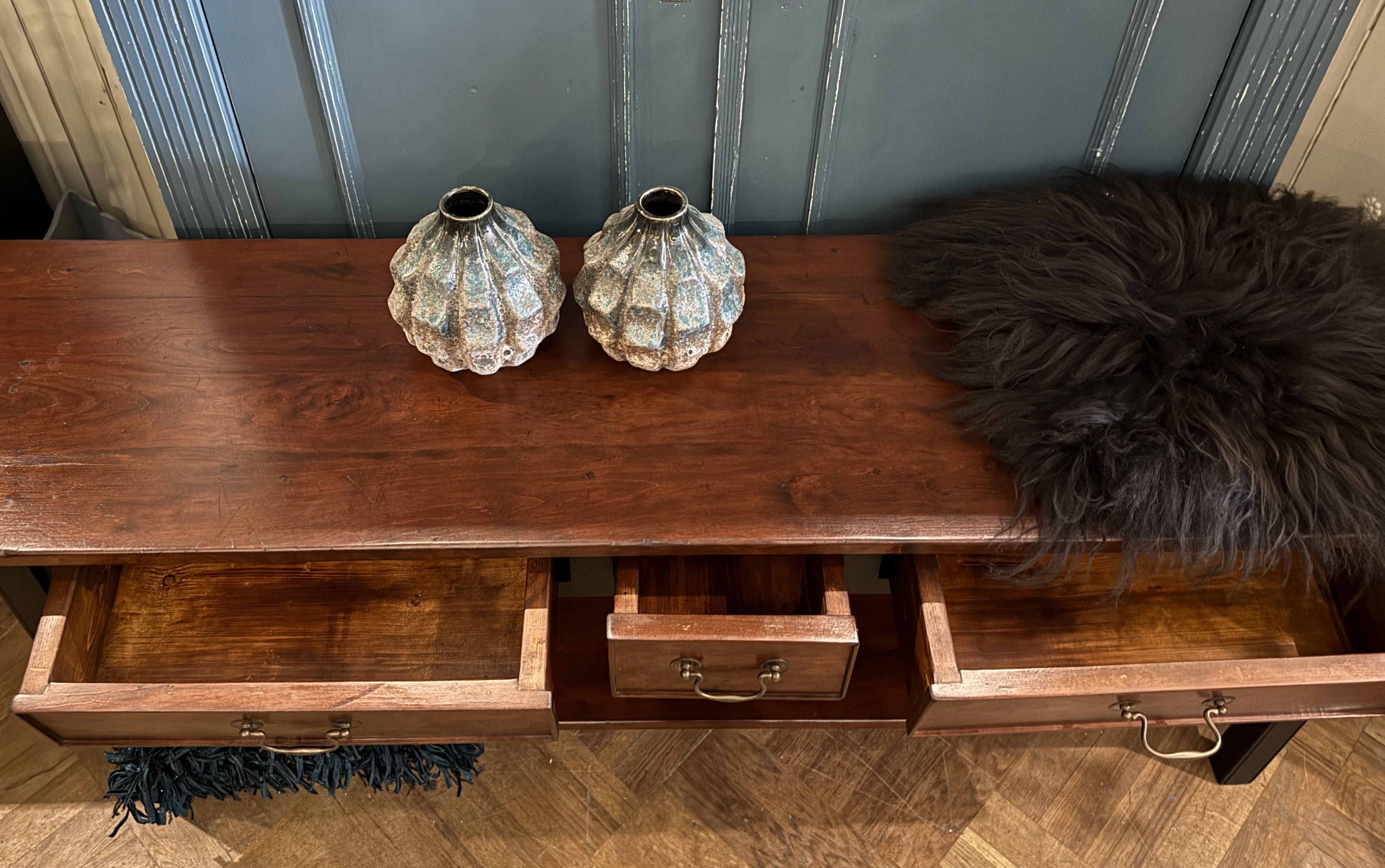 Grote vintage sidetable met lades