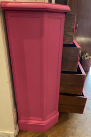 Vintage kastje, ladekast in knal roze