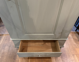 Antieke doorleefde ééndeurskast, oude kast