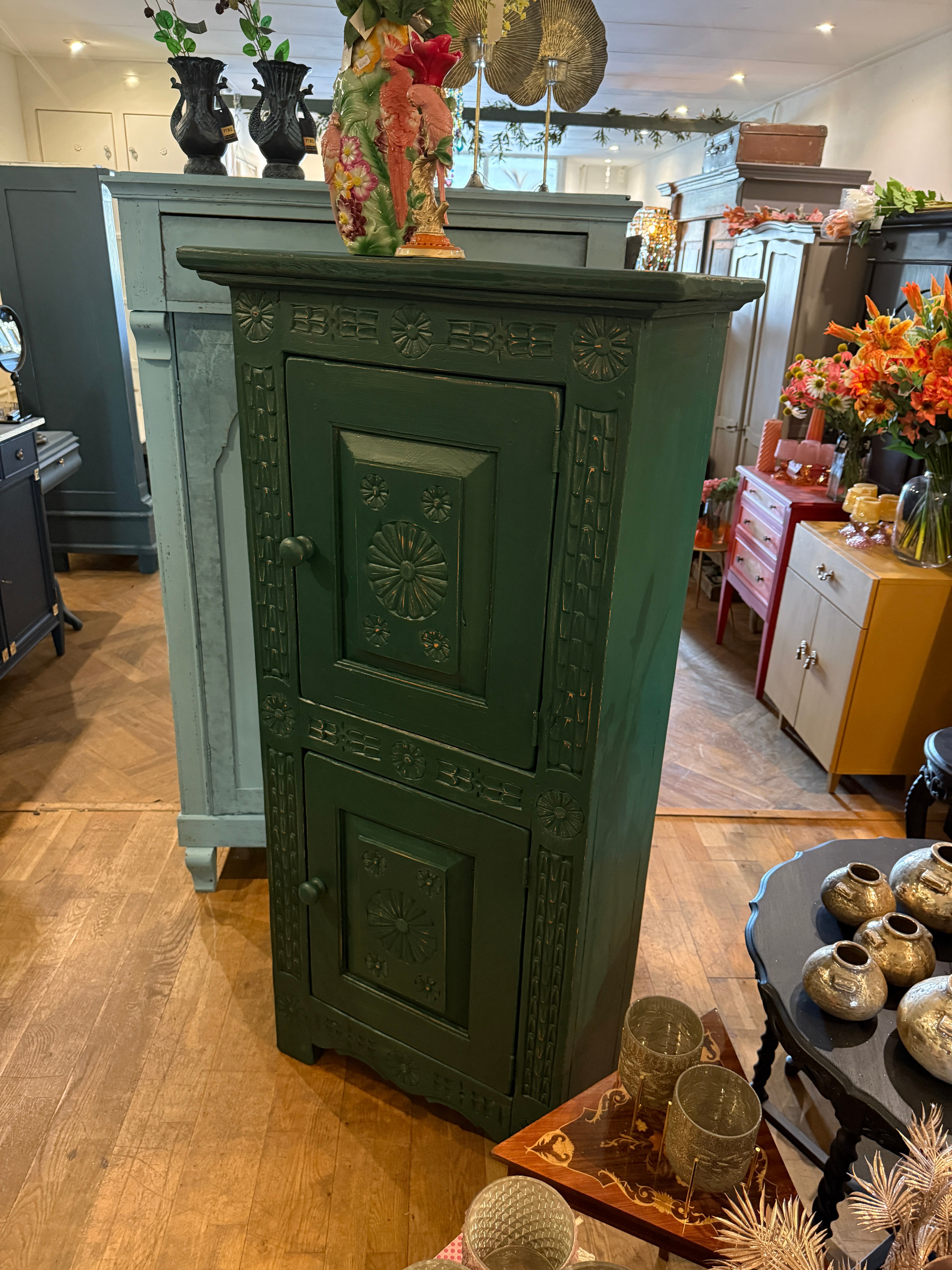Antieke smalle  kast, oud kastje