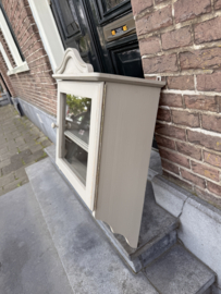VERKOCHT Klein brocante vitrine wandkastje