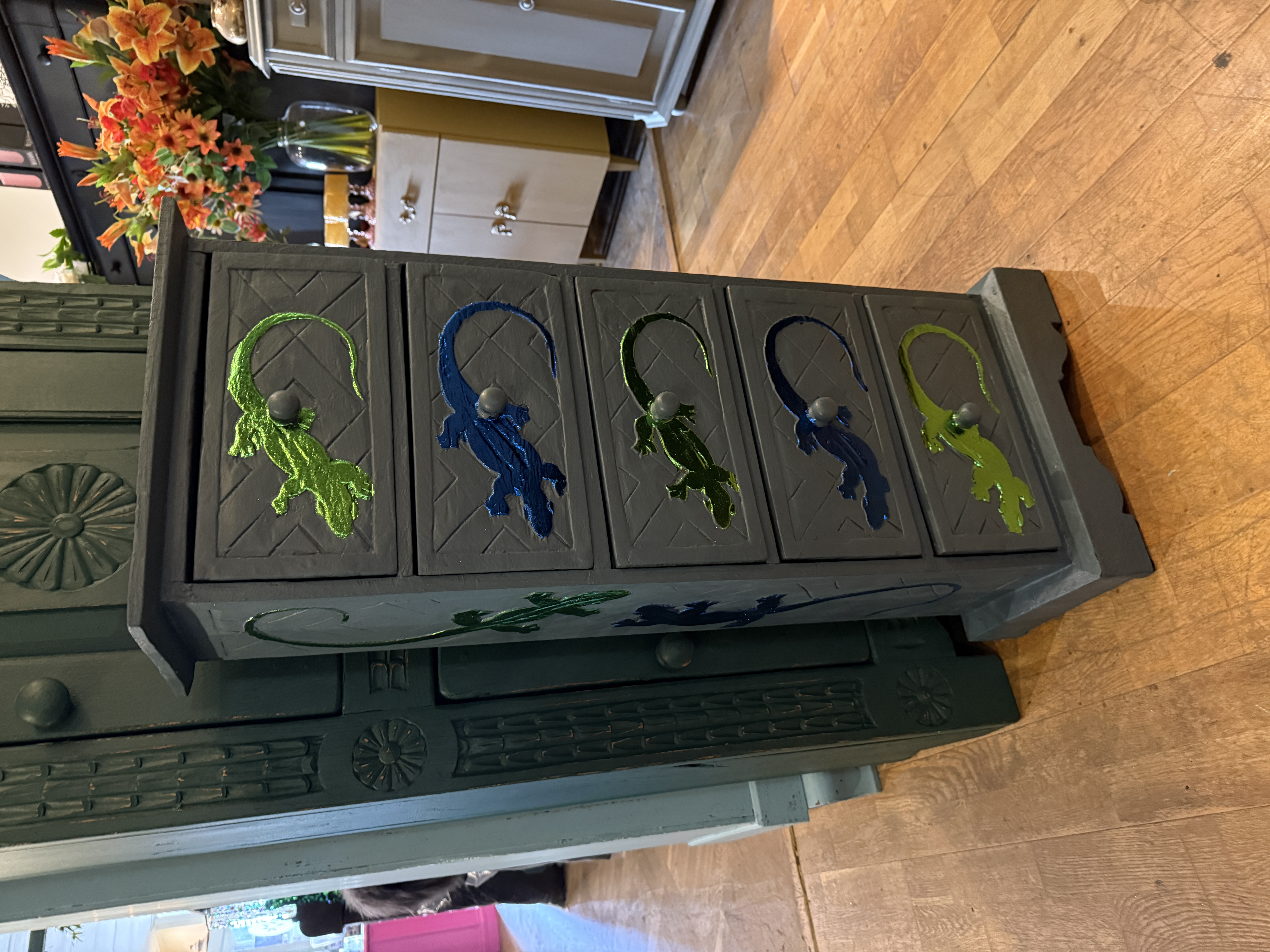 Oud ladekastje salamander, 5-laads kastje