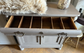 Antieke doorleefd kastje, vintage kast