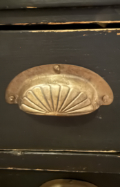 Antieke doorleefde ladekast, oude kast