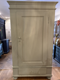 Antieke doorleefde ééndeurskast, oude kast