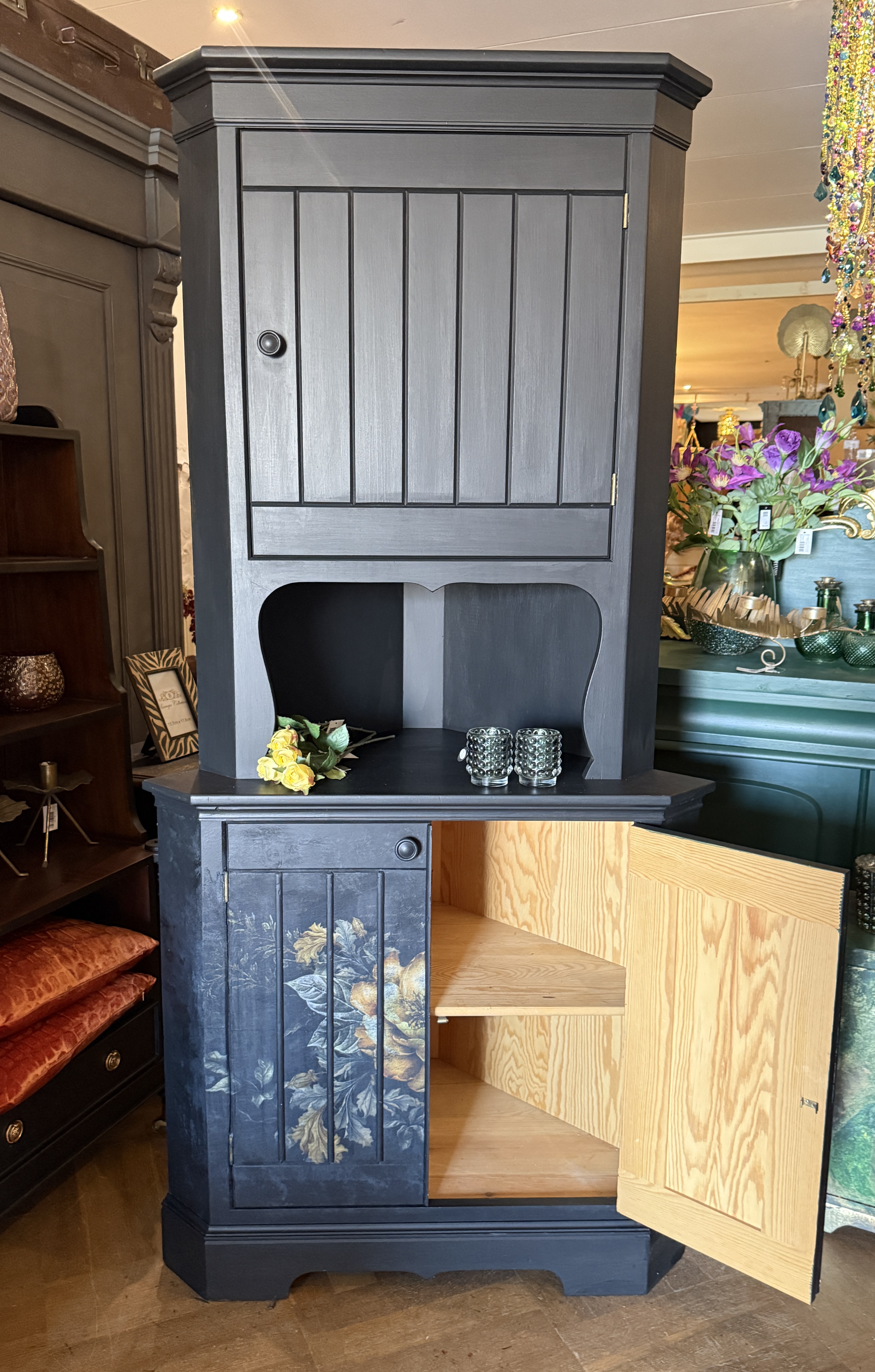 Vintage hoekkast, oude kast