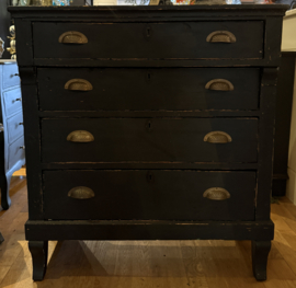 Antieke doorleefde ladekast, oude kast