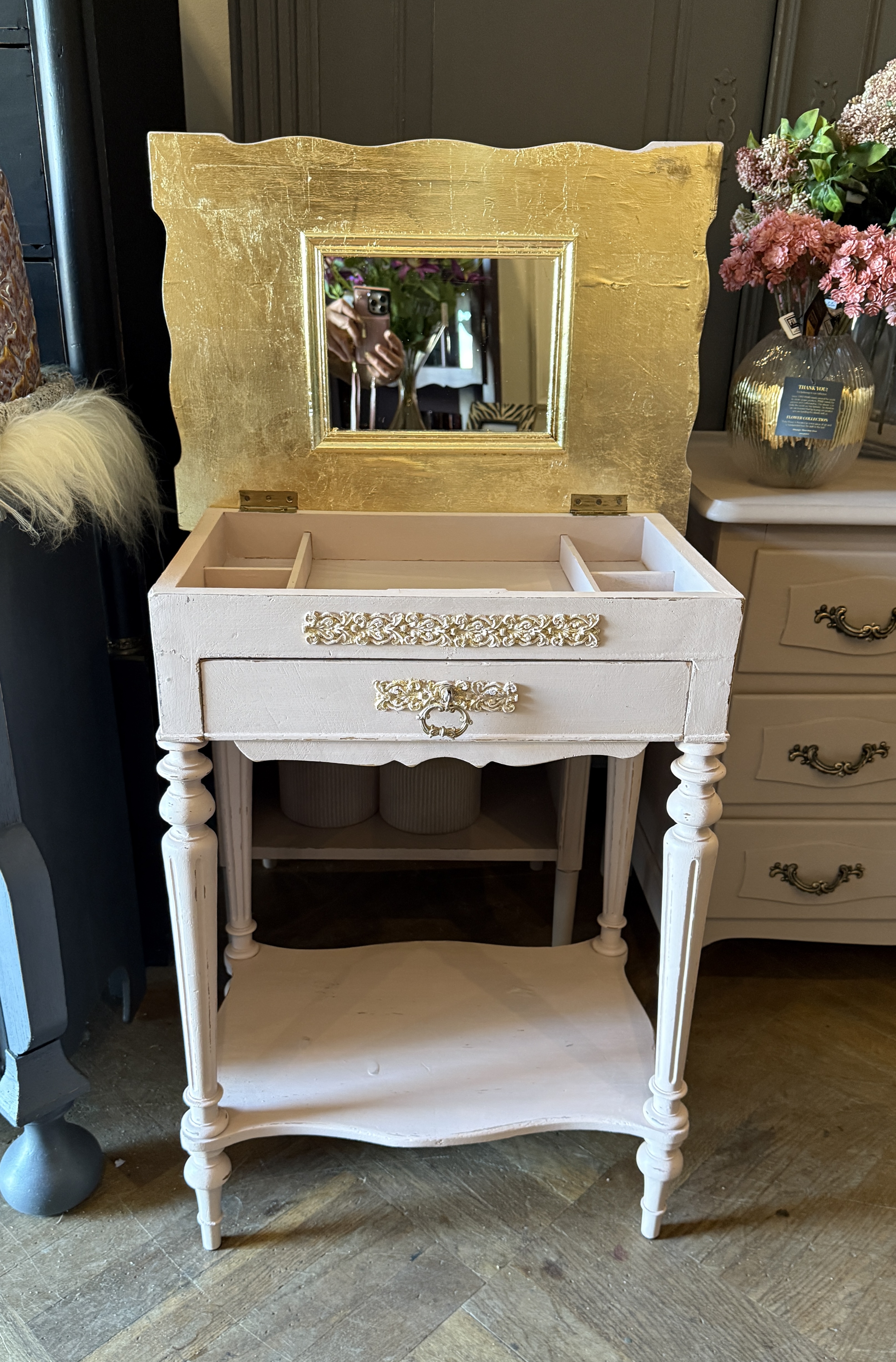 Klein kaptafeltje, brocante make-up tafeltje