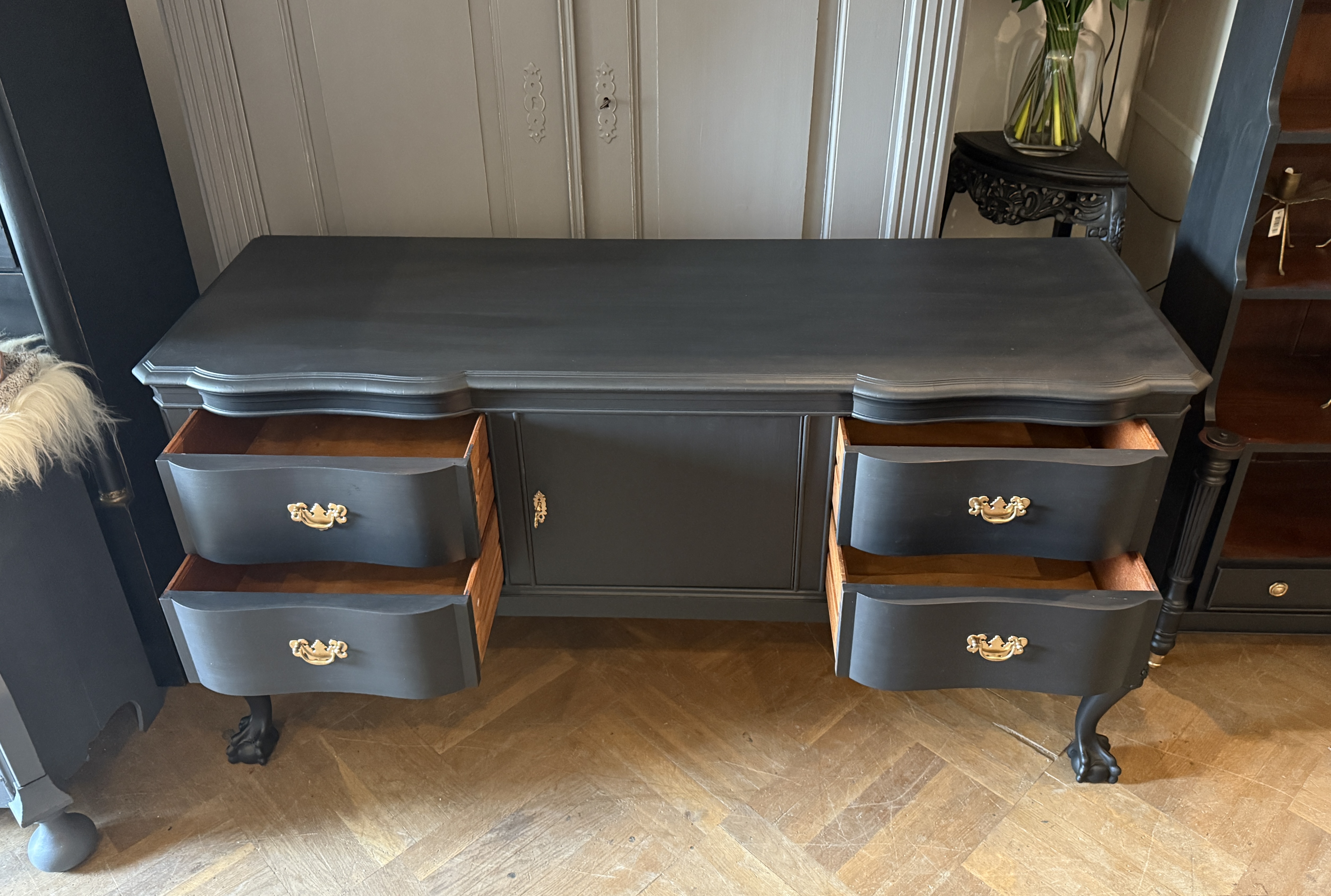 Antiek dressoir, vintage sidetable