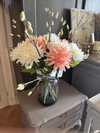 SALE!!! Boeket incl vaas dahlia’s met katjes