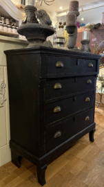 Antieke doorleefde ladekast, oude kast