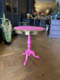 Vintage wijntafel in knalroze met goud