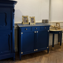 Antiek klein dressoir, vintage kastje