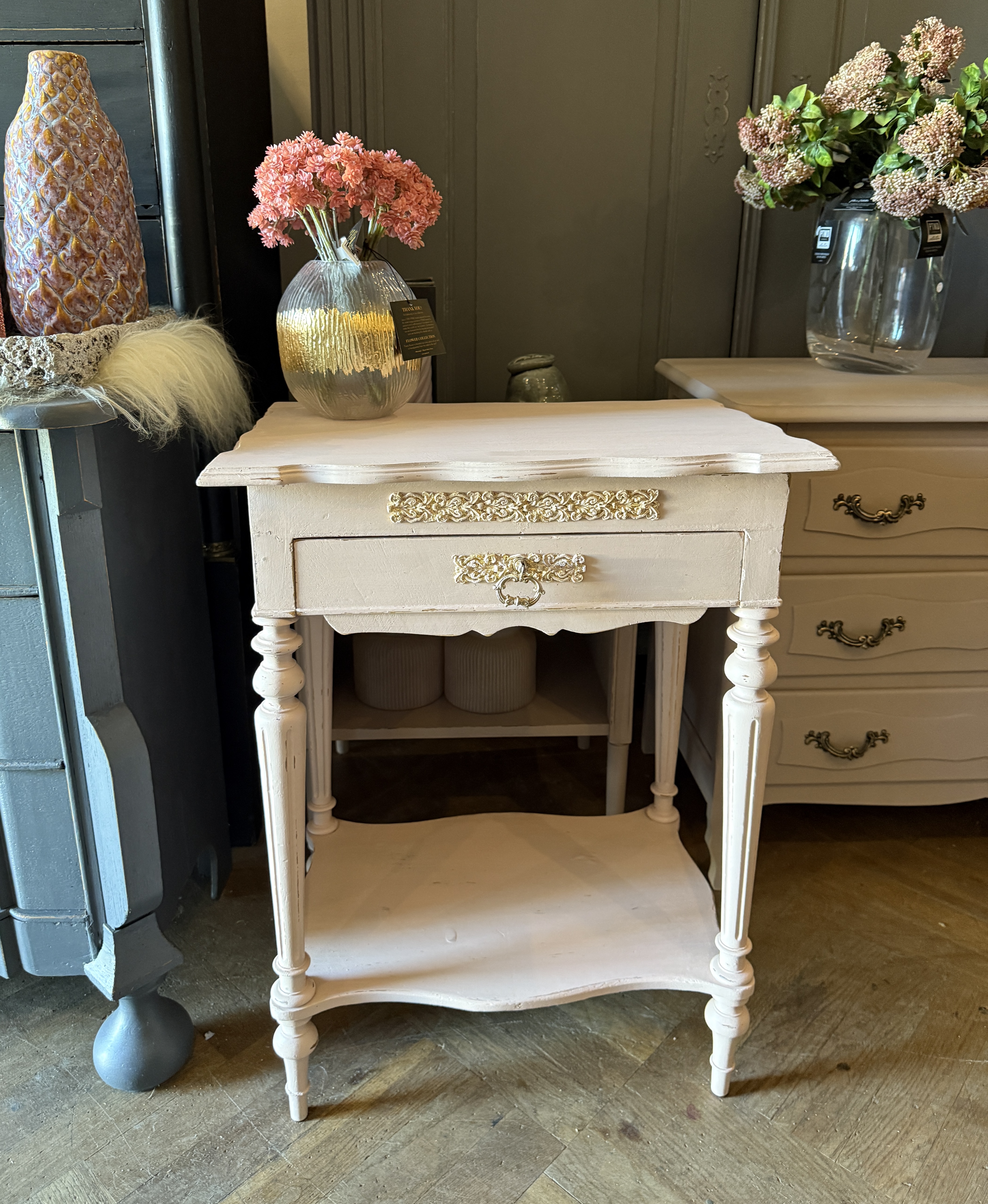 Klein kaptafeltje, brocante make-up tafeltje