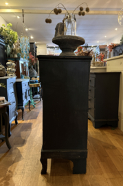 Antieke doorleefde ladekast, oude kast