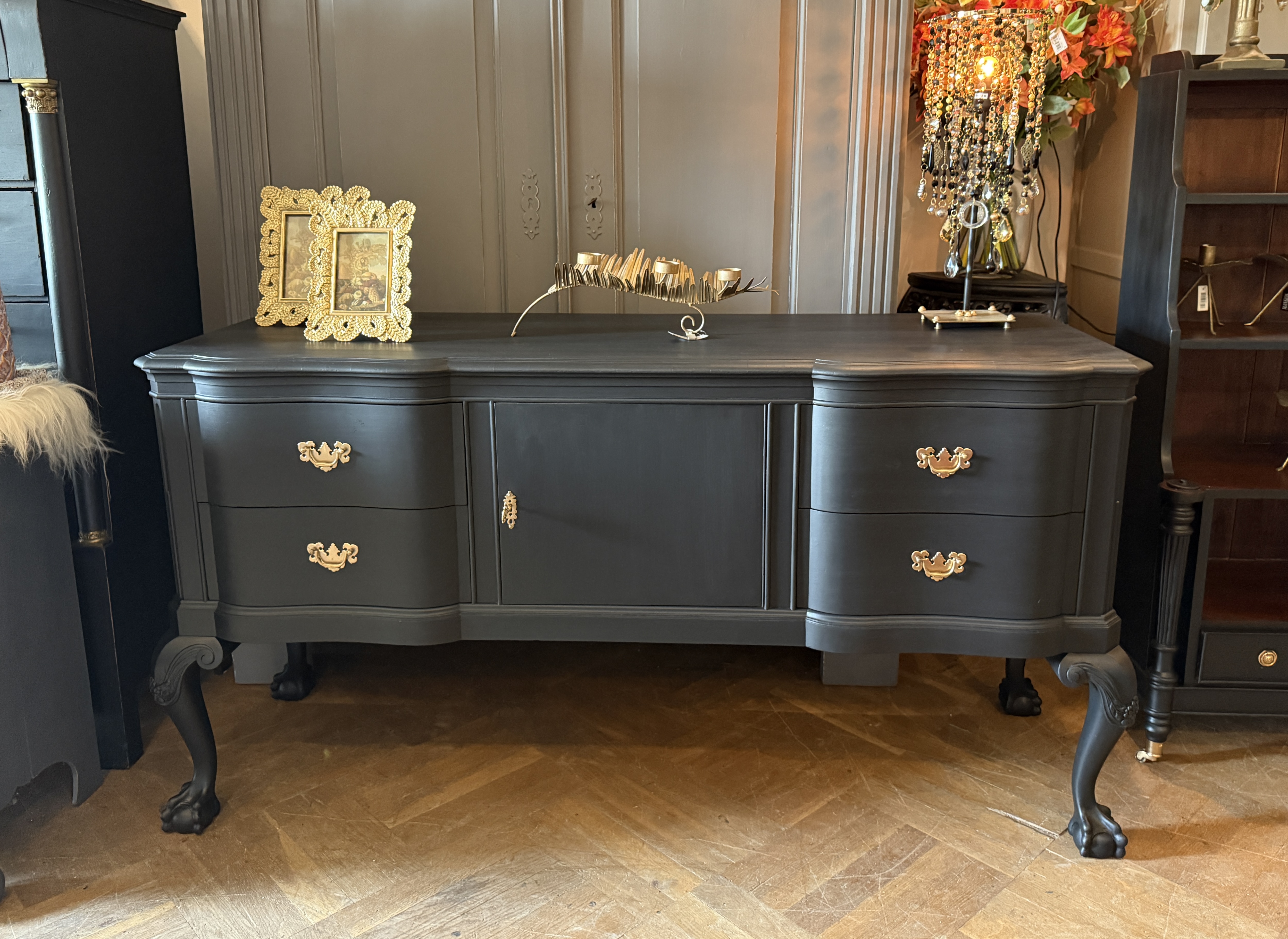 Antiek dressoir, vintage sidetable