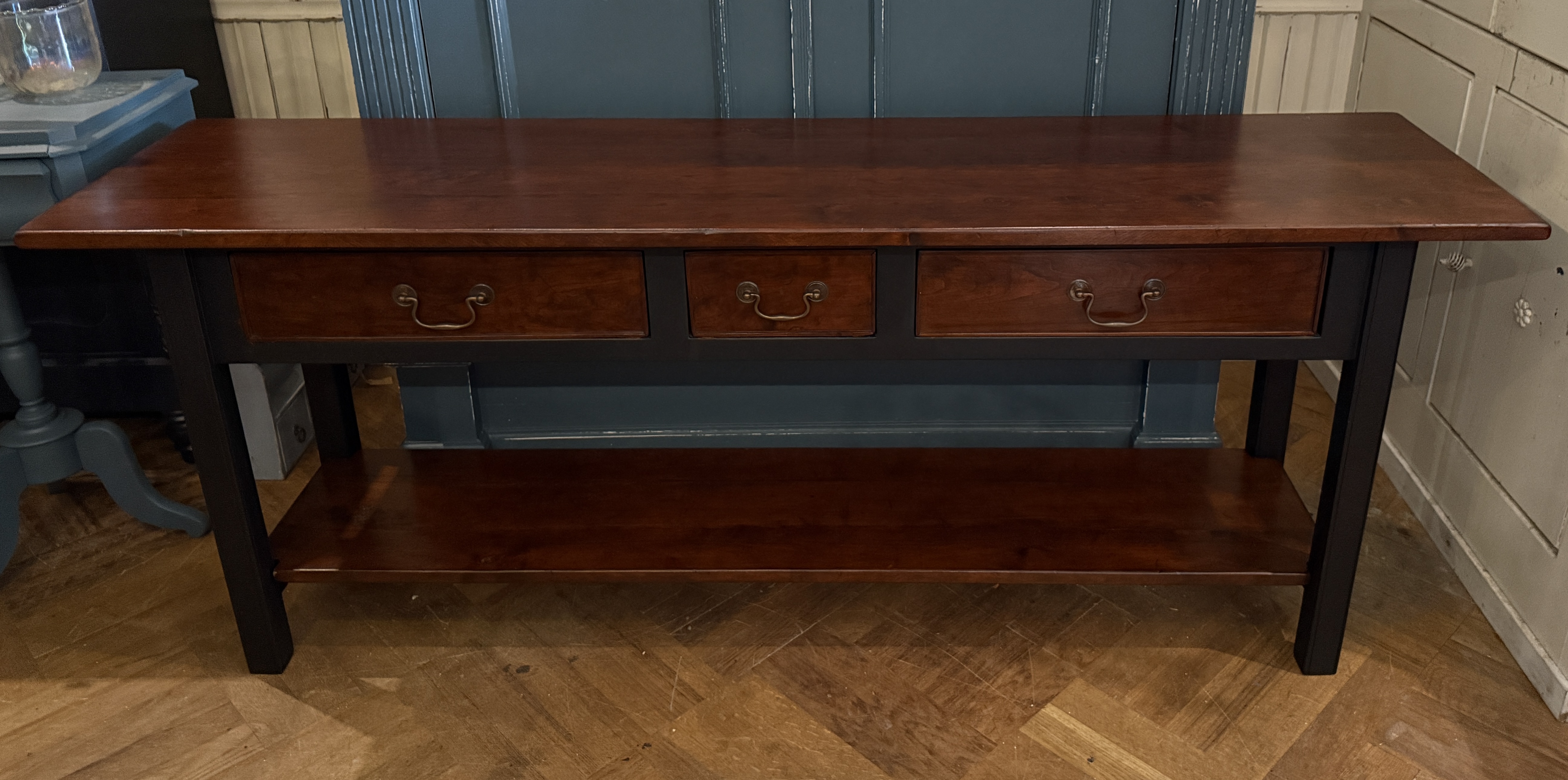 Grote vintage sidetable met lades