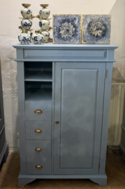 VERKOCHT Vintage kast, “spekkastje”, meidenkast