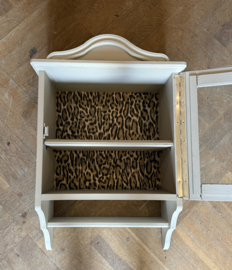 VERKOCHT Klein brocante vitrine wandkastje