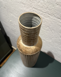 Grote goudkleurige metalen bottle vaas