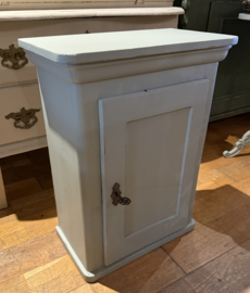 VERKOCHT Antiek klein kastje, brocante nachtkastje